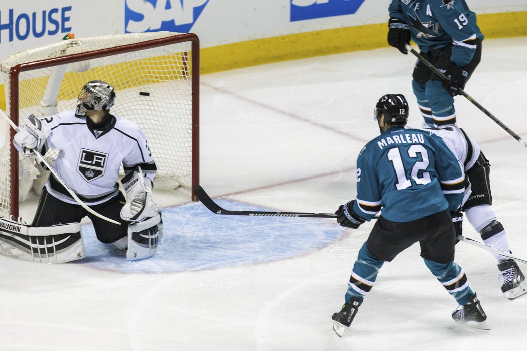 Legenda San Jose Patrick Marleau překonává brankáře Los Angeles Jonathana Quicka