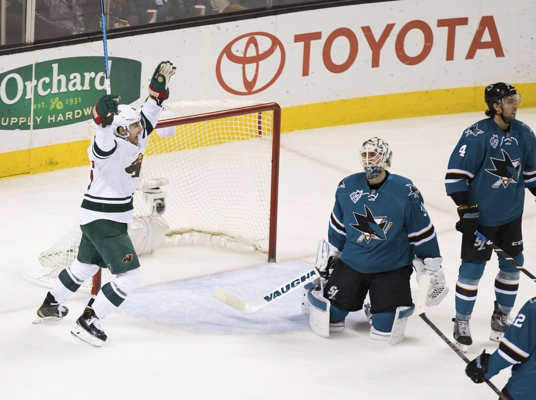 Jason Zucker a jeho radost z gólu v síti brankáře Sharks Martina Jonese