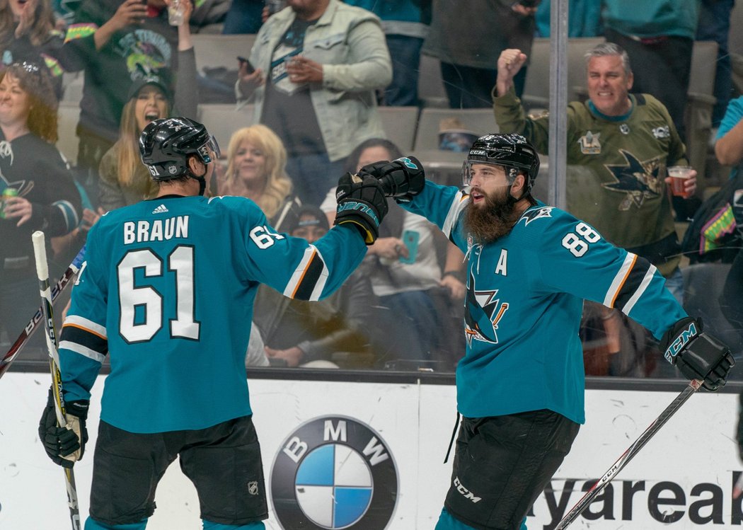 Brent Burns se raduje ze své trefy v utkání proti Islanders, na kterou mu asistoval Tomáš Hertl