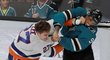 Evander Kane ze San Jose se v nočním utkání porval s kapitánem Islanders Andersem Leem