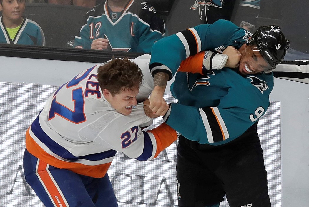 Evander Kane ze San Jose se v nočním utkání porval s kapitánem Islanders Andersem Leem