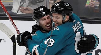 Hertl zazářil třemi asistencemi, Voráček řídil obrat proti New Jersey