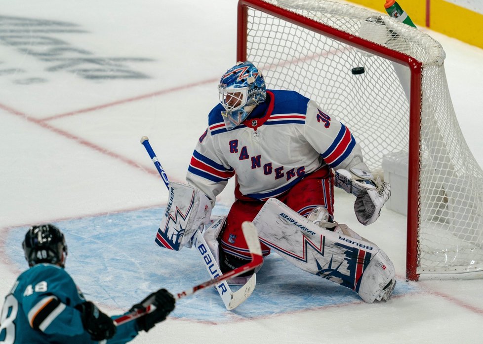 Pouhé dvě vteřiny před koncem třetí třetiny poslal Tomáš Hertl zápas San Jose proti New York Rangers do prodloužení