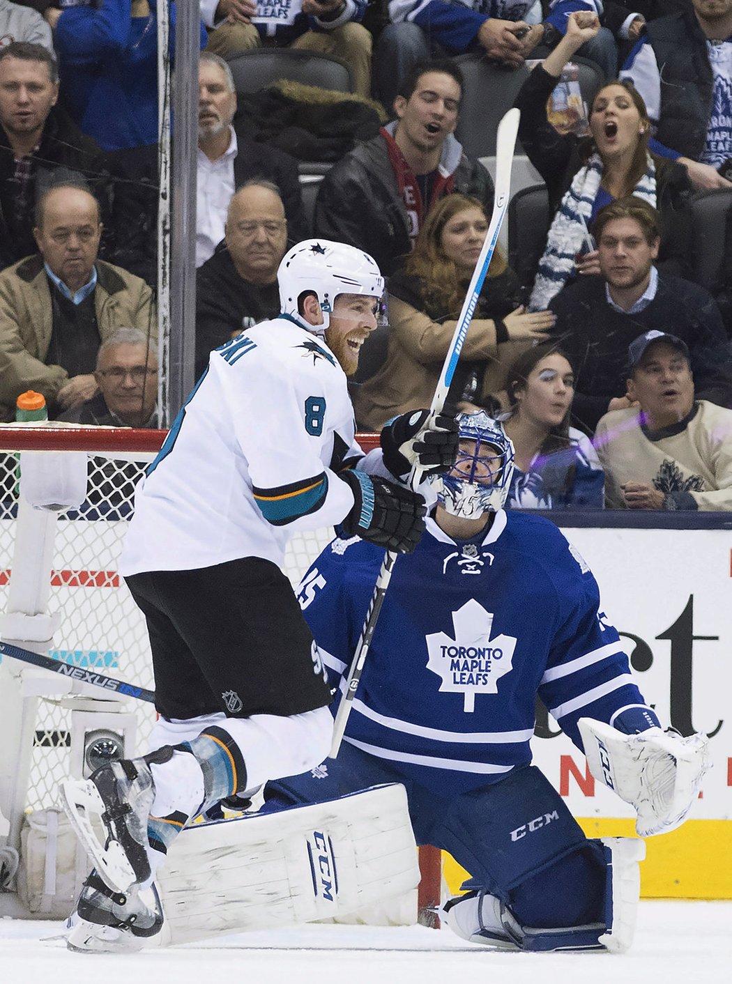 Joe Pavelski a jeho gólová radost na ledě Toronta