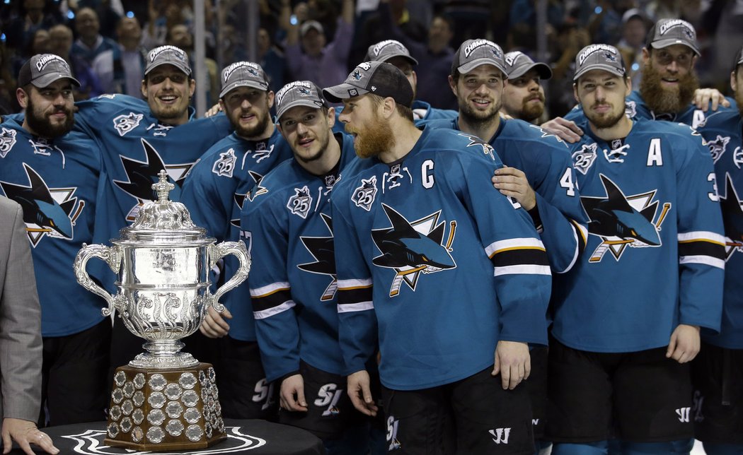 Hráči Sharks pózují s trofejí pro vítěze Západní konference