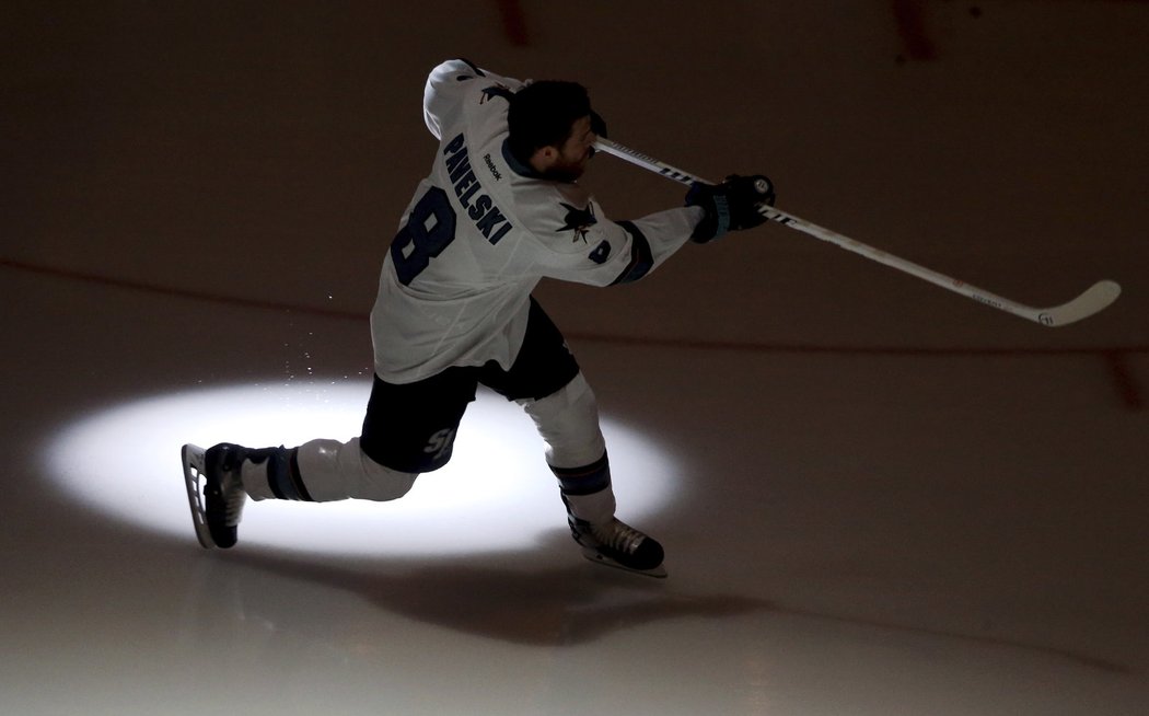 Kapitán Sharks Joe Pavelski na rozbruslení před začátkem utkání.