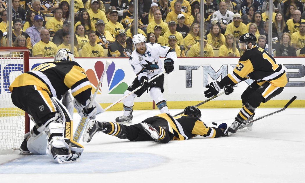 Joe Pavelski se snaží dostat puk k bráně Pittsburghu