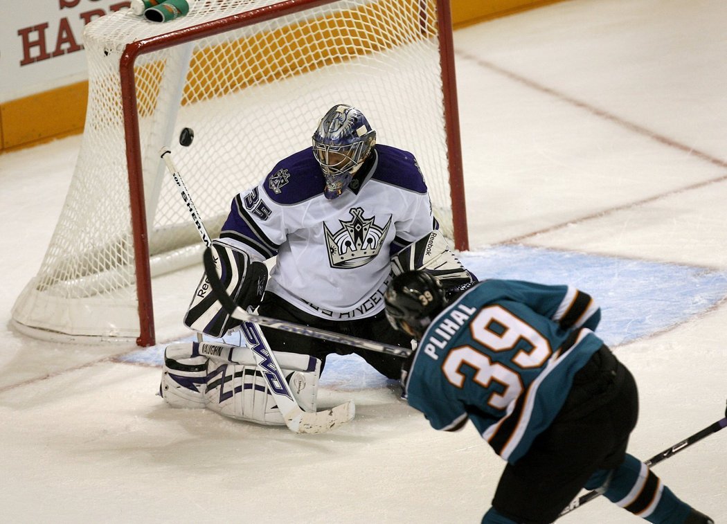 Útočník San Jose Tomáš Plíhal překonává gólmana LA Kings Jasona LaBarberu.