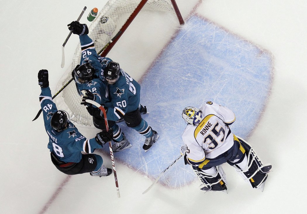 Radost hráčů San Jose Sharks po dalším gólu v brance Rinneho