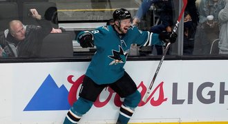 Tříbodový Hertl (2+1) řídil výhru Sharks. Vejmelka znovu držel Arizonu