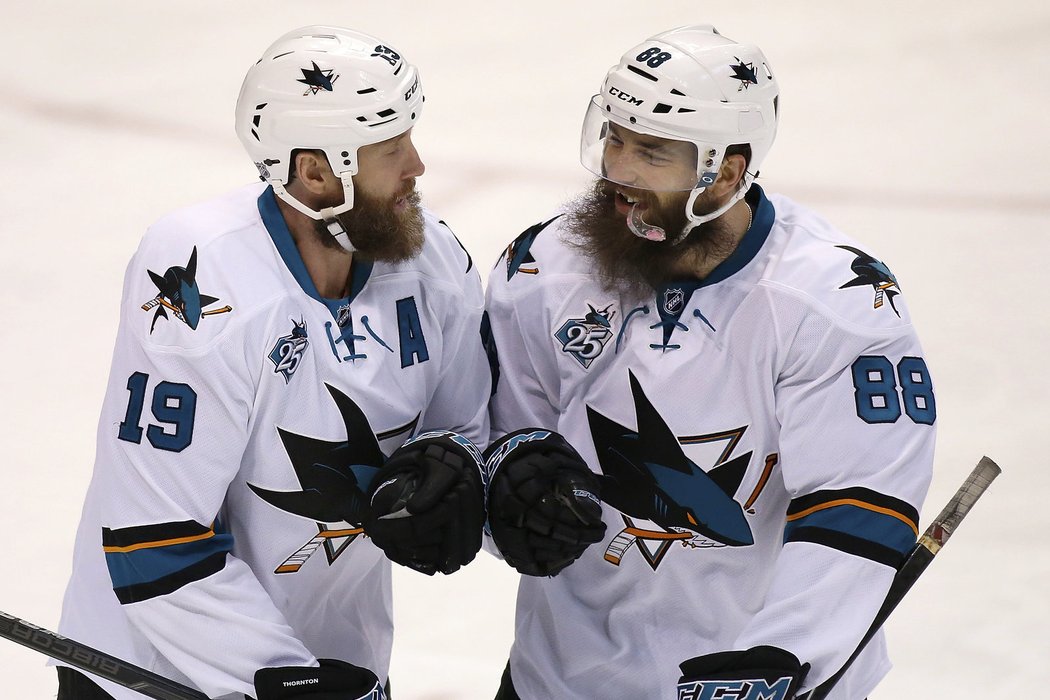 Brent Burns slaví s Joe Thorntonem gól