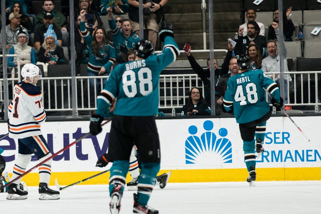 Tomáš Hertl se raduje z trefy do sítě Edmontonu