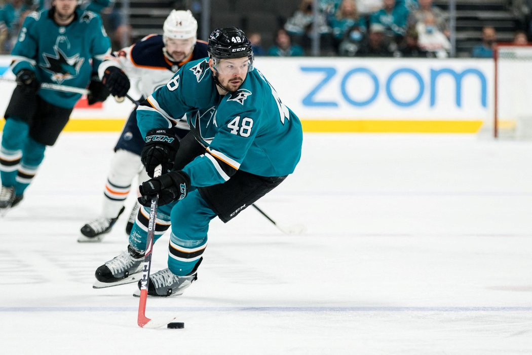 Český útočník Tomáš Hertl v akci během utkání proti Oilers