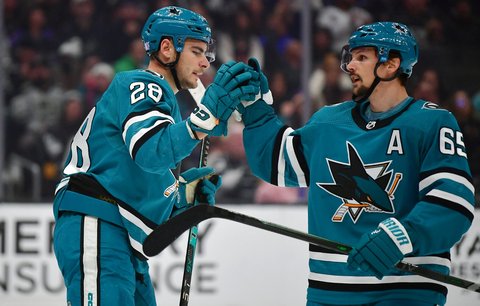 Timo Meier (vlevo) a Erik Karlsson by mohli v nadcházejících měsících přestoupit ze San Jose