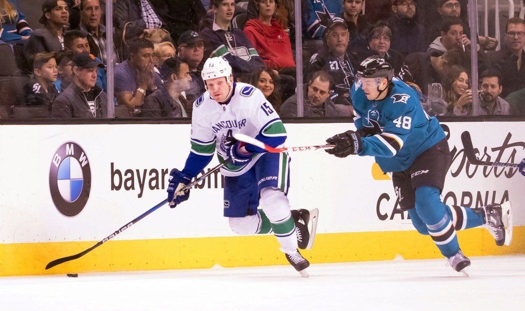 Český útočník Sharks Tomáš Hertl v zápase s Canucks