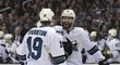 Kapitán Sharks Joe Thornton slaví úvodní trefu zápasu Brenta Burnse (vpravo) proti Los Angeles