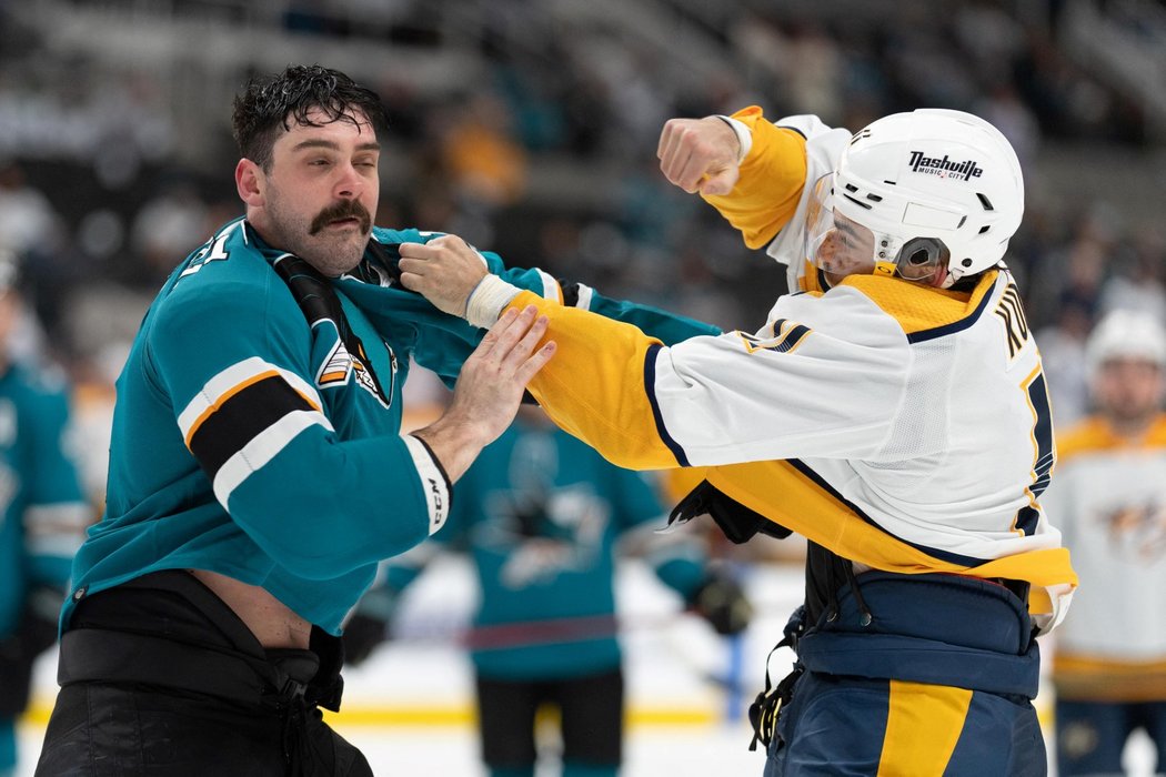 Jacob Middleton (San Jose) a Luke Kunin (Nashville) se pustili do bitky