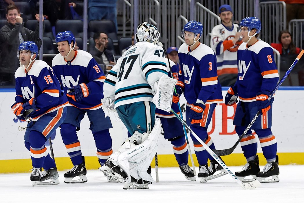 Islanders slaví gól proti Sharks