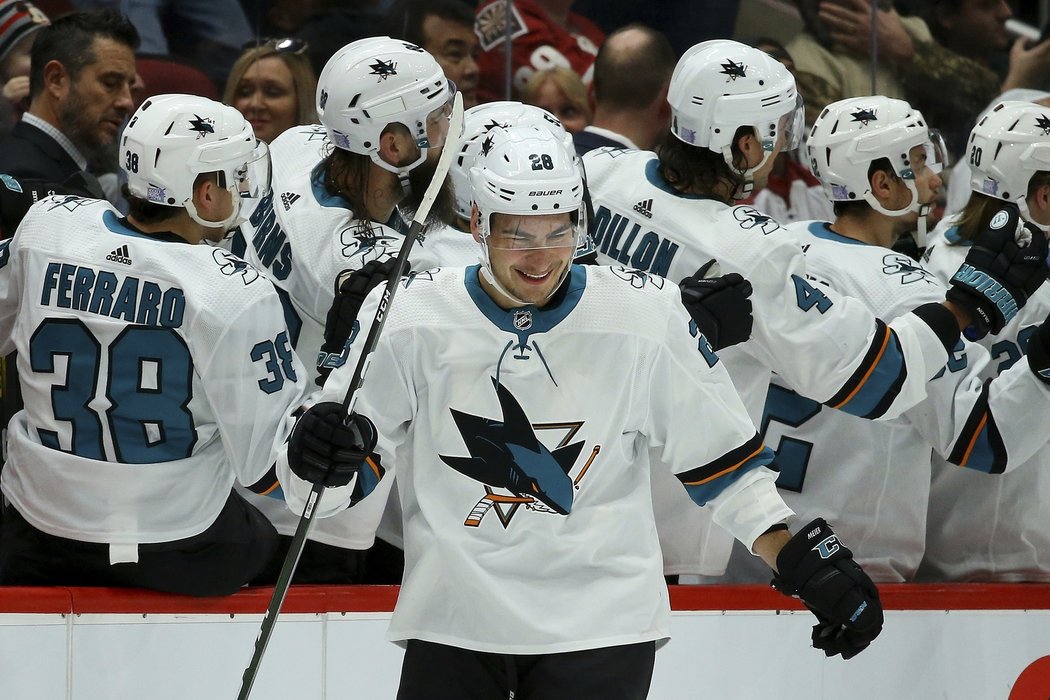 Timo Meier se s celou střídačkou Sharks může radovat, San Jose předvedlo super obrat proti Arizoně