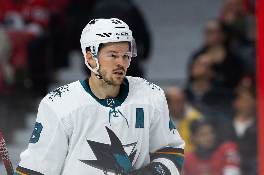 Tomáš Hertl sice patří k nejproduktivnějším hráčům San Jose v nové sezoně, Sharks se ale zatím vůbec nedaří