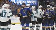 Hokejisté San Jose blahopřejí Blues k postupu do finále Stanley Cupu.