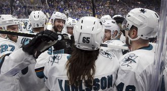 Karlsson rozsekl přestřelku sporným gólem, San Jose vede. Hertl bez bodu