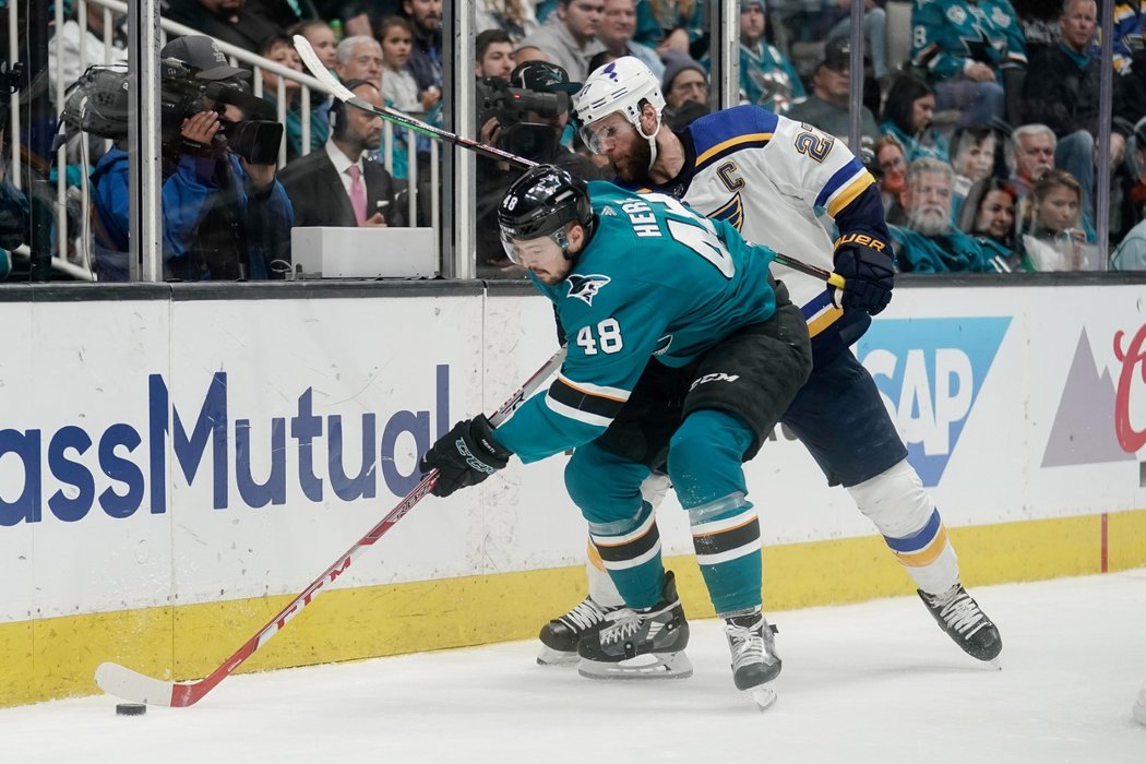 Český útočník Tomáš Hertl v semifinálové sérii play off NHL proti St. Louis Blues