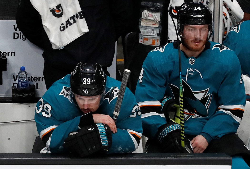 Zklamaní hokejisté San Jose po domácí prohře se St. Louis v semifnálové sérii play off NHL