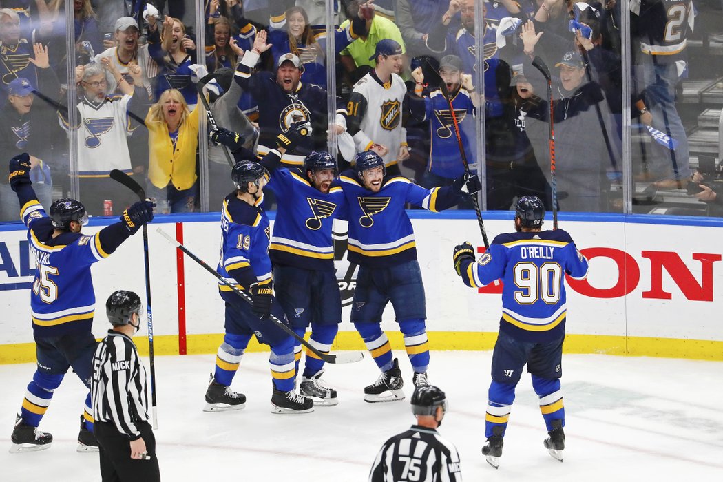 Hokejisté St. Louis porazili San Jose 5:1, sérii uzavřeli poměrem 4:2 na zápasy a postoupili do finále NHL, ve kterém hráli naposledy v roce 1970. 