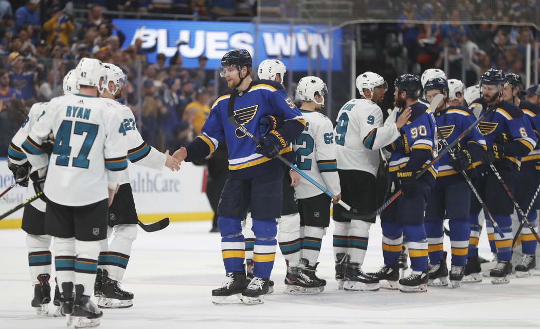 Hokejisté San Jose blahopřejí Blues k postupu do finále Stanley Cupu.