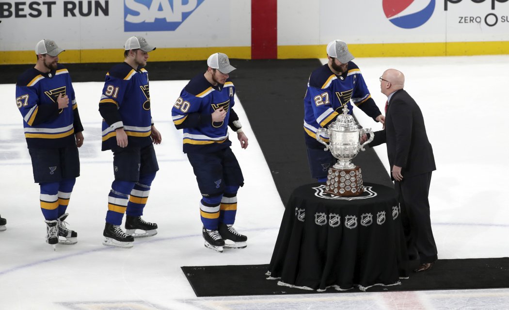 St. Louis v play off postupně vyřadil Winnipeg, Dallas a San Jose, za které v posledním utkání nehrál Tomáš Hertl, a získal cenu pro vítěze Západní konference. Trofeje se hráči nedotkli.