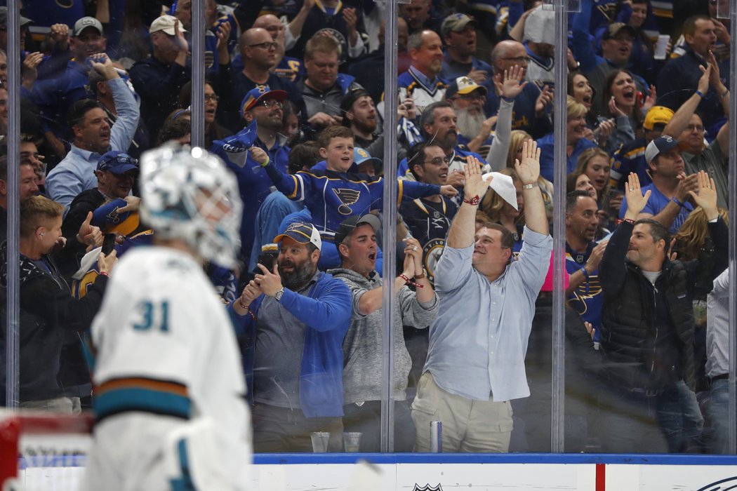 18.684 fanoušků v Enterprise Center bylo ve varu. Blues si po 49 letech zahrají finále Stanley Cupu.