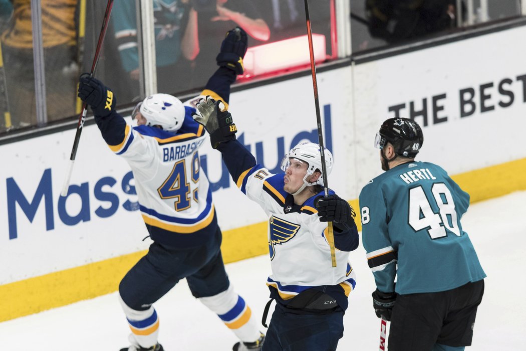 Hokejisté St. Louis porazili ve druhém utkání finále Západní konference NHL San Jose 4:2 a srovnali sérii na 1:1. Útočník Hertl za Sharks nebodoval.