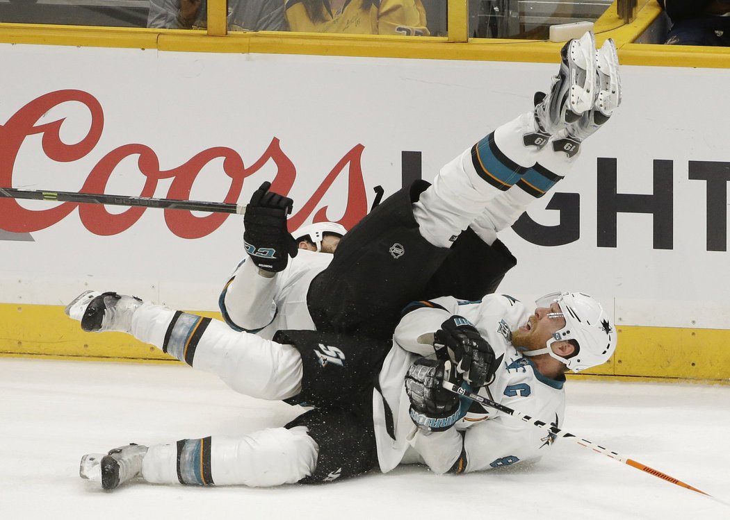 Joe Pavelski a Joe Thornton si trochu překáželi