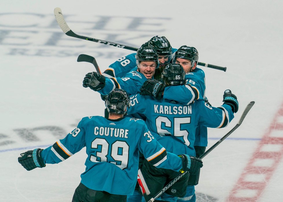 Euforie! Sharks v noci z úterý na středu vyrovnali proti Rangers na 3:3 pouhé dvě minuty před koncem třetí třetiny, trefil se Tomáš Hertl