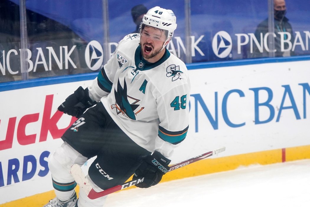 Český útočník Tomáš Hertl rozhodl v samostatných nájezdech o vítězství San Jose nad St. Louis Blues