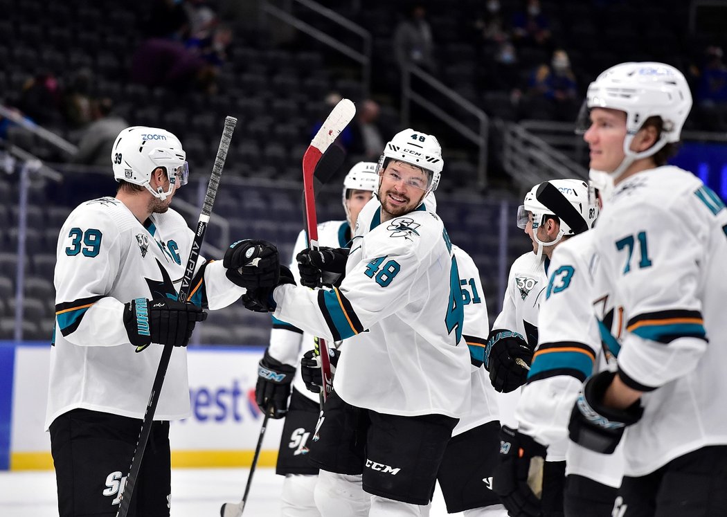 Český útočník Tomáš Hertl rozhodl v samostatných nájezdech o vítězství San Jose nad St. Louis Blues