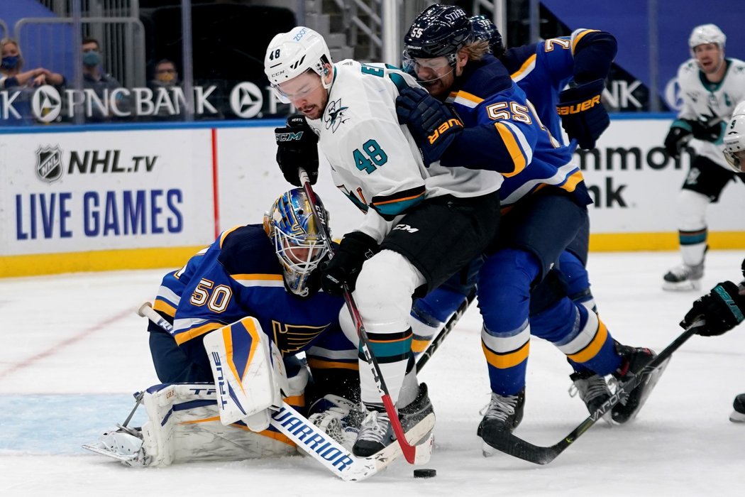 Český útočník Tomáš Hertl rozhodl v samostatných nájezdech o vítězství San Jose nad St. Louis Blues