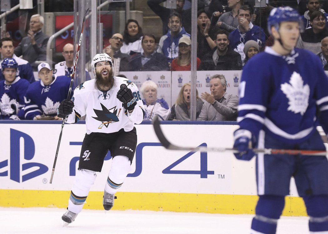 Brent Burns ze San José slaví svou gólovou nahrávku v zápase s Torontem