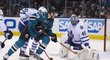 Brankář Maple Leafs Jonathan Bernier inkasuje gól z hole Tomáše Hertla