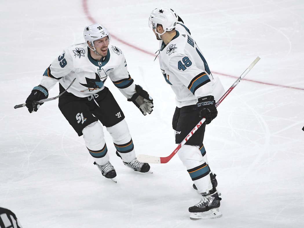 Tomáš Hertl zařídil v úvodním kole play off NHL gólem v oslabení v čase 91:17 výhru San Jose ve Vegas 2:1 v prodloužení a vyrovnání série na 3:3.