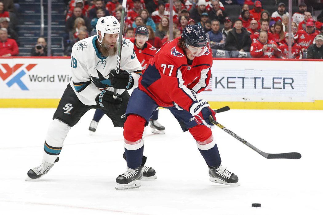 T.J. Oshieho hlídá veterán Joe Thornton ze San Jose