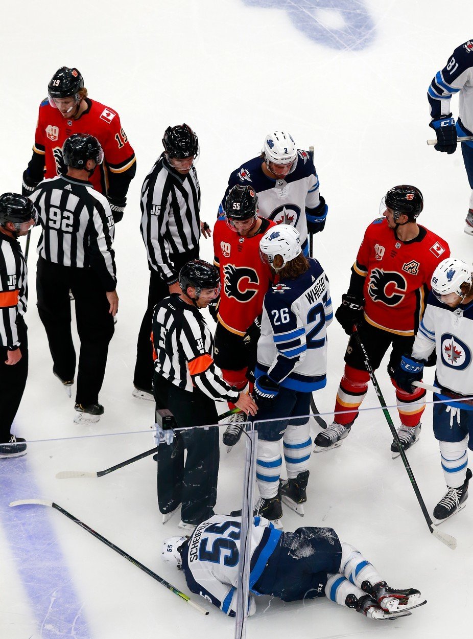 Mark Scheifele nahodil puk do útočné třetiny, zasekl a chystal se pustit na ledé druhou formaci. Na střídačku už bohužel nedojel, místo toho se o pár vteřinek později svíjel na ledě.