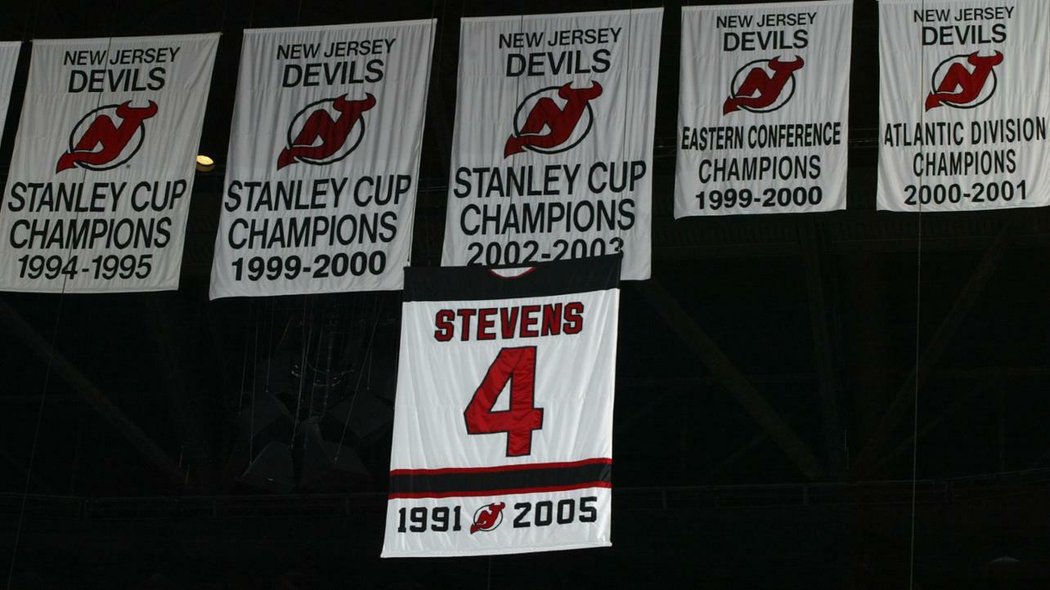 Scott Stevens vyhrál třikrát Stanley Cup, ale proslul i jinak