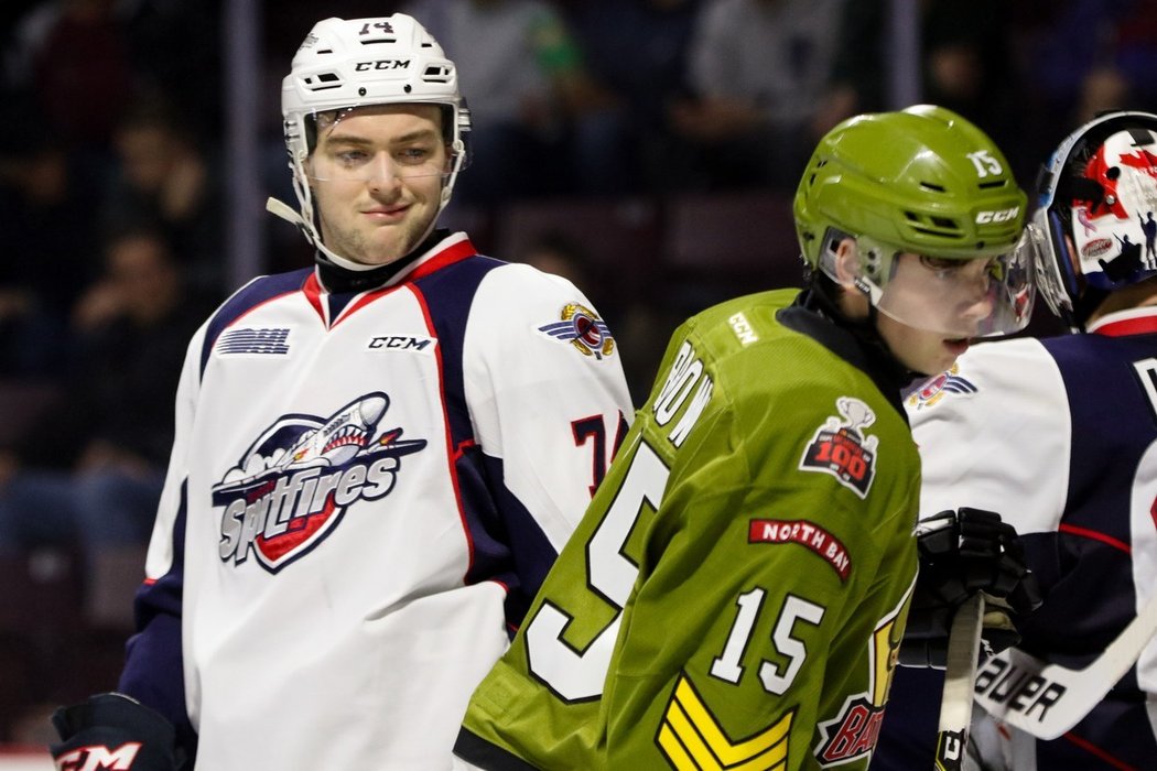 Zachmuřený obránce Sean Day v dresu Windsor Spitfires.