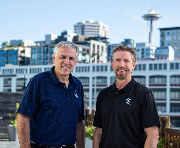 Dva klíčoví muži Seattle Kraken - generální manažer nováčka NHL Ron Francis (vlevo) a trenér David Hakstol