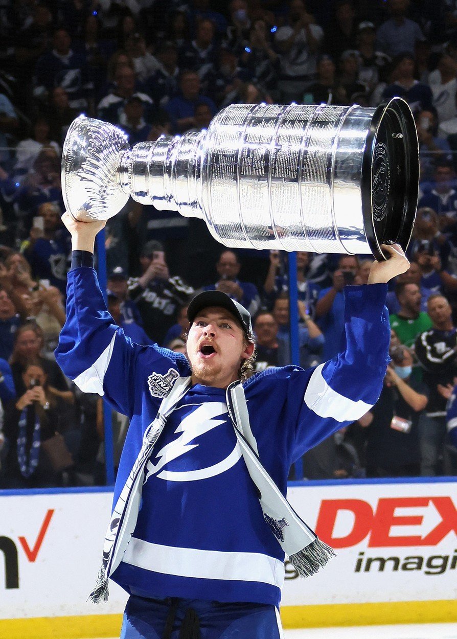 Útočník Yanni Gourde se po zisku druhého Stanley Cupu s Tampou Bay stěhuje do Seattlu