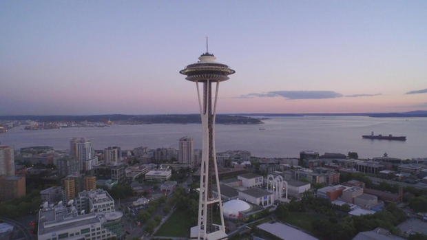 Seattle, město rozkládající se pod ikonickou věží Space Needle, ve kterém žije necelý milion obyvatel, dělá pro přijetí do NHL maximum.