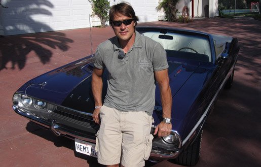 Teemu Selänne je vyhlášený milovník aut. Ve své garáži jich má přes 20. Na fotografii pózuje s klasickým Dodge Challanger s HEMI motorem ze 70tých let.