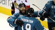 Brent Burns a Joe Thornton slaví trefu prvně jmenovaného útočníka Sharks do branky Ottawy